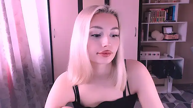Snapshot of beauty_blonde chatting on 7, 3, 2025 beauty blonde online show from 7, 3, 2025