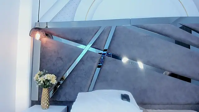 Giselle Lauren online show from 1, 11, 2025