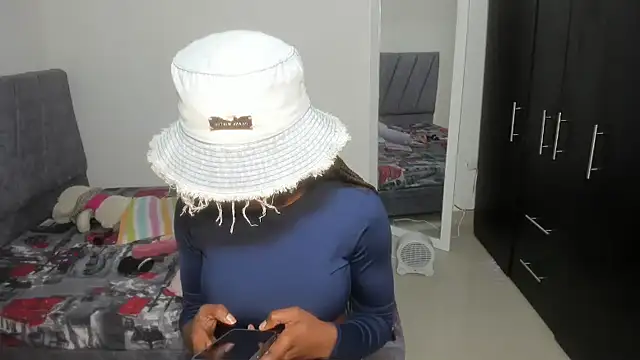 enyelsalas2 online show from 6, 11, 2025