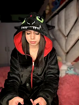 Snapshot of Laura-Khalifa chatting on 11, 11, 2025 Laura-Khalifa online show from 11, 11, 2025