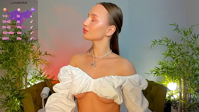 Snapshot of miiss__lulu chatting on 4, 6, 2026 miiss lulu online show from 4, 6, 2026