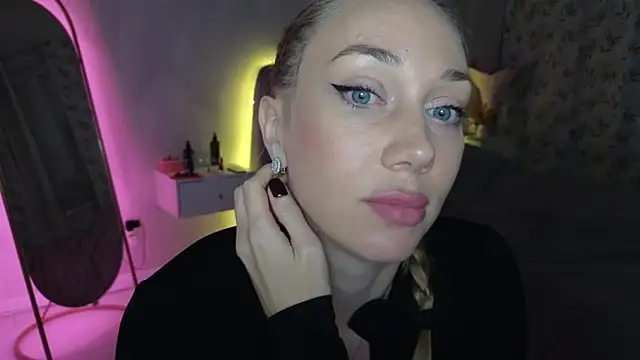 Snapshot of Engel_13 chatting on 8, 11, 2025 Engel 13 online show from 8, 11, 2025