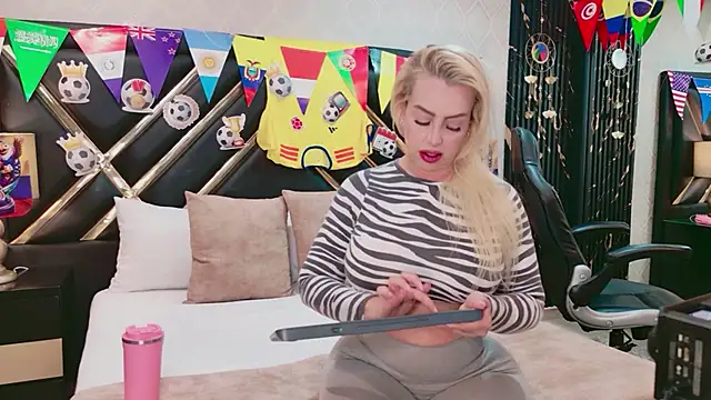 SophieWinsloow online show from 2, 7, 2026