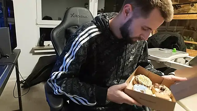 ademandjulia online show from 16, 3, 2026