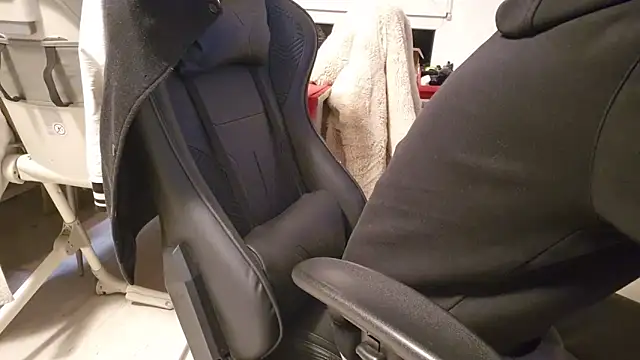 ademandjulia online show from 10, 10, 2025