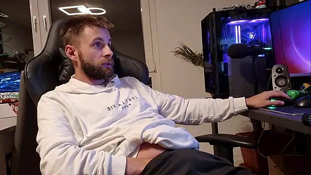 ademandjulia online show from 13, 1, 2026