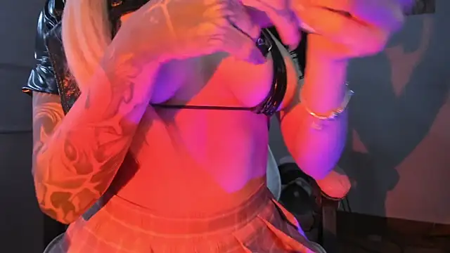 mikusitq  online show from 13, 12, 2025