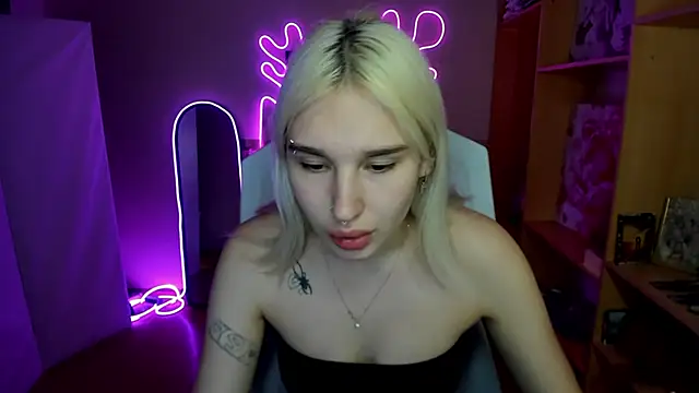 Snapshot of EvelinaLuu chatting on 3, 5, 2026 EvelinaLuu online show from 3, 5, 2026