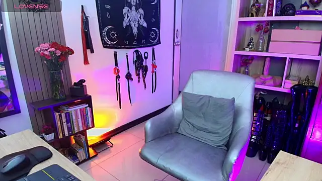 saralovens online show from 4, 2, 2026