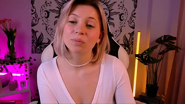 Snapshot of EllySunlover chatting on 8, 3, 2025 EllySunlover online show from 8, 3, 2025