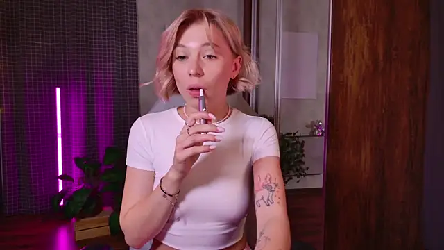 Snapshot of EllySunlover chatting on 15, 10, 2025 EllySunlover online show from 15, 10, 2025