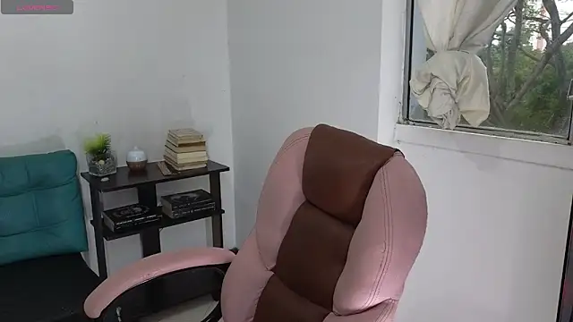 Snapshot of atenea_02_love chatting on 25, 5, 2026 atenea 02 love online show from 25, 5, 2026