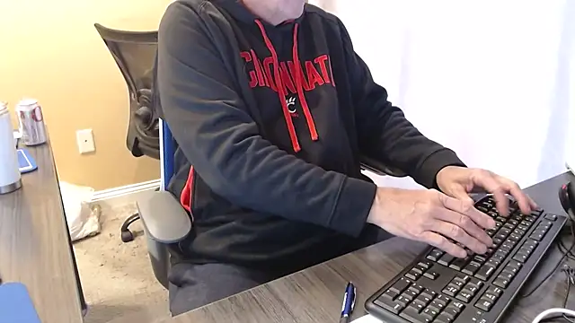 Snapshot of olderandwiser2 chatting on 5, 3, 2025 olderandwiser2 online show from 5, 3, 2025