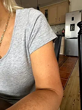 Snapshot of DeboraXporn chatting on 17, 10, 2025 DeboraXporn online show from 17, 10, 2025