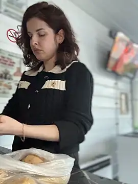 MollyBer online show from 10, 4, 2026