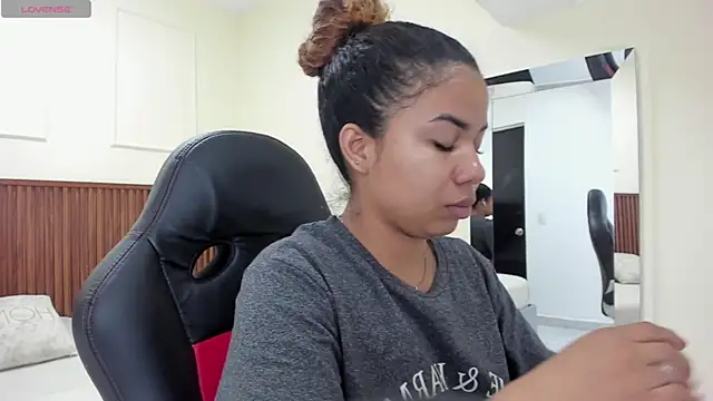 Snapshot of MELINAMARTINS chatting on 5, 11, 2025 MELINAMARTINS online show from 5, 11, 2025