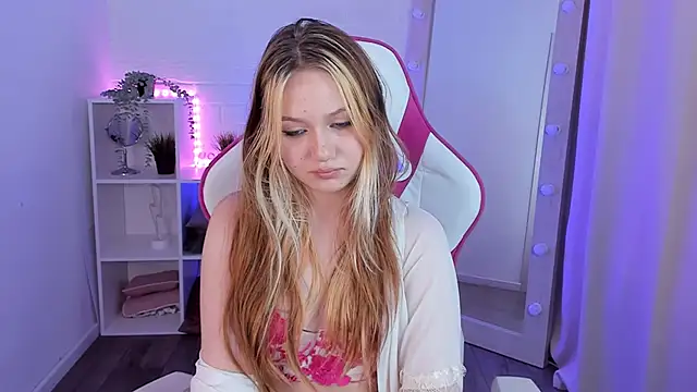 Snapshot of SweetieAngela chatting on 14, 10, 2025 SweetieAngela online show from 14, 10, 2025