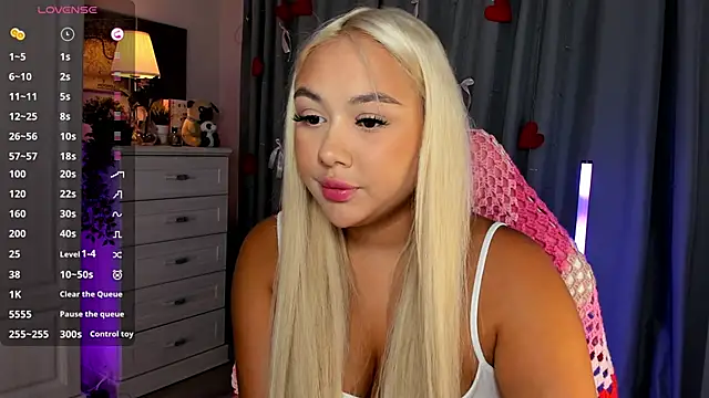 Snapshot of _Loneve__ chatting on 8, 4, 2026 Loneve online show from 8, 4, 2026