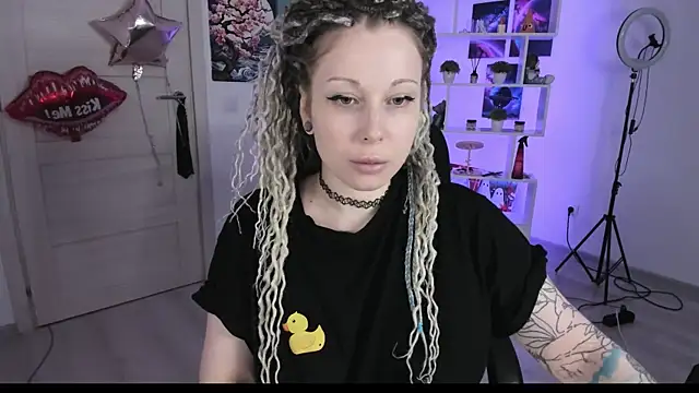 Snapshot of HoneySallyMoore chatting on 2, 10, 2025 HoneySallyMoore online show from 2, 10, 2025
