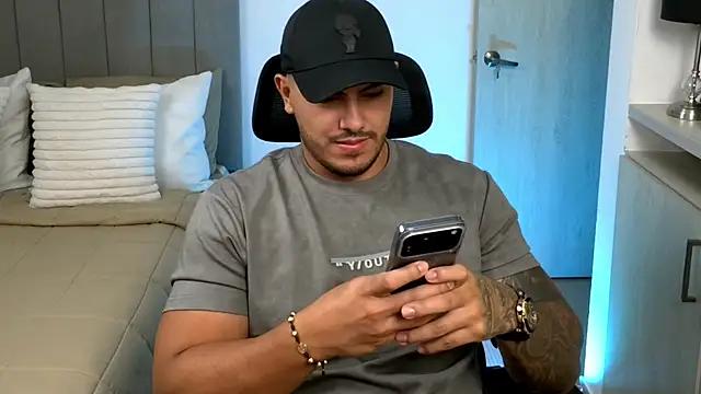 Snapshot of owen-pierces chatting on 6, 6, 2026 owen-pierces online show from 6, 6, 2026