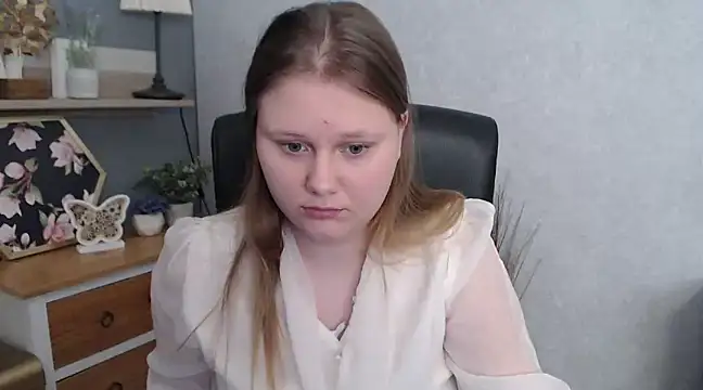 JULIE xKISS online show from 17, 2, 2025