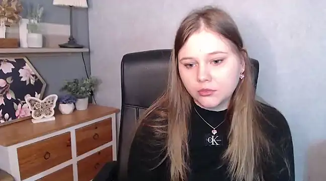 JULIE xKISS online show from 14, 2, 2025