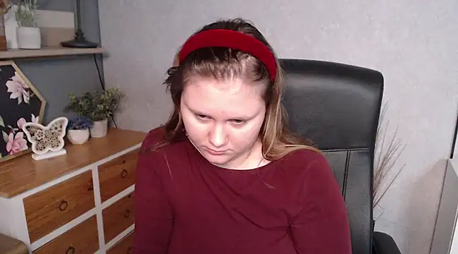 JULIE xKISS online show from 25, 2, 2025