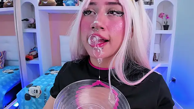 Snapshot of miss___megan chatting on 17, 10, 2025 miss megan online show from 17, 10, 2025