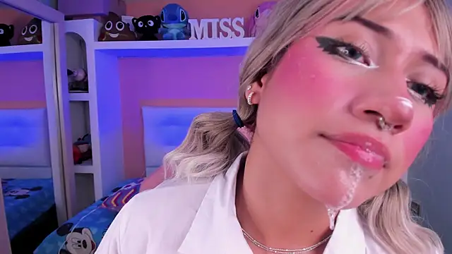 Snapshot of miss___megan chatting on 5, 11, 2025 miss megan online show from 5, 11, 2025