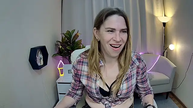 Snapshot of TessaDaybreak chatting on 17, 5, 2026 TessaDaybreak online show from 17, 5, 2026