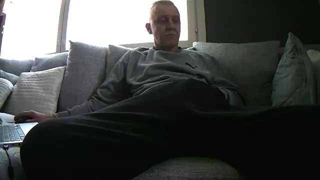 Snapshot of Teemu chatting on 1, 11, 2025 Teemu online show from 1, 11, 2025