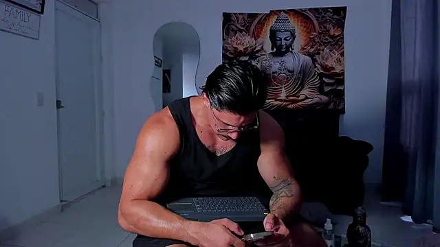 Valentino Dosantos  online show from 4, 11, 2025