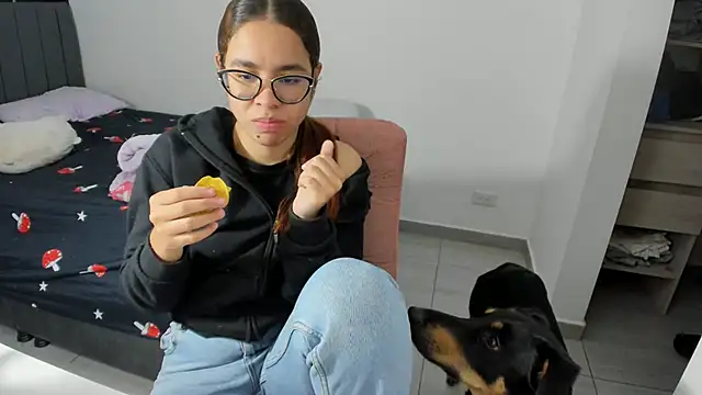 Snapshot of Greciaruiz_ chatting on 17, 11, 2025 Greciaruiz online show from 17, 11, 2025