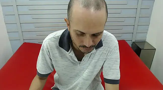 JhonTorres018 online show from 25, 2, 2025