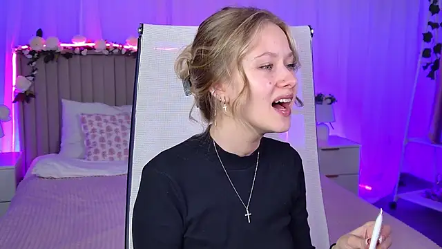 Snapshot of EveMundie chatting on 19, 6, 2026 EveMundie online show from 19, 6, 2026