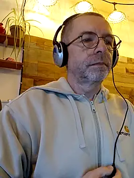 Snapshot of Xavspank2 chatting on 15, 12, 2025 Xavspank2 online show from 15, 12, 2025