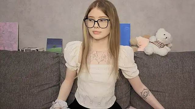 Snapshot of CarolinePepper chatting on 23, 5, 2026 CarolinePepper online show from 23, 5, 2026