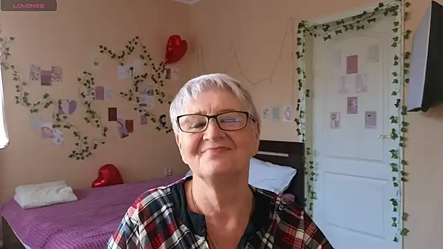 Snapshot of Sandra_Snowflake chatting on 3, 6, 2026 Sandra Snowflake online show from 3, 6, 2026