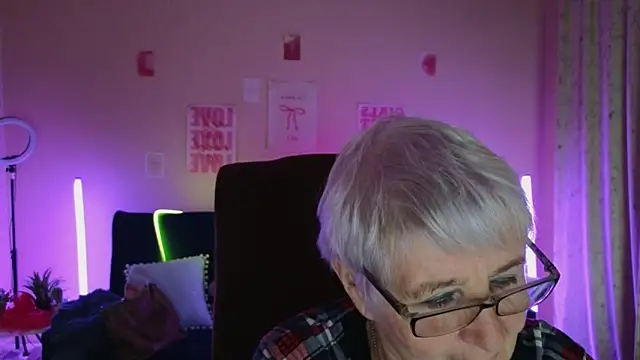 Snapshot of Sandra_Snowflake chatting on 11, 5, 2026 Sandra Snowflake online show from 11, 5, 2026