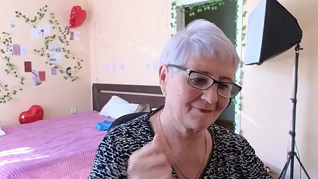 Snapshot of Sandra_Snowflake chatting on 4, 6, 2026 Sandra Snowflake online show from 4, 6, 2026