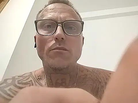 Snapshot of mickeyg420 chatting on 19, 10, 2025 mickeyg420 online show from 19, 10, 2025