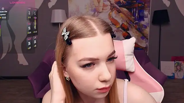 Snapshot of FloraBonde chatting on 27, 11, 2025 FloraBonde online show from 27, 11, 2025