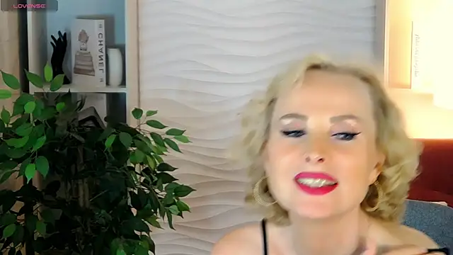 Snapshot of Sandra_Kind chatting on 14, 9, 2025 Sandra Kind online show from 14, 9, 2025