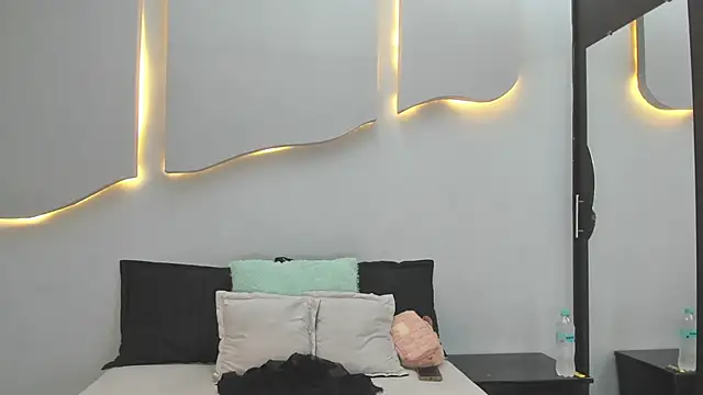 EmilyDiaaz online show from 10, 4, 2026
