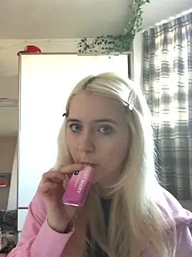 Snapshot of Blondie_Sofia_Essexbabe chatting on 21, 11, 2025 Blondie Sofia Essexbabe online show from 21, 11, 2025