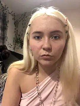 Snapshot of Blondie_Sofia_Essexbabe chatting on 8, 11, 2025 Blondie Sofia Essexbabe online show from 8, 11, 2025