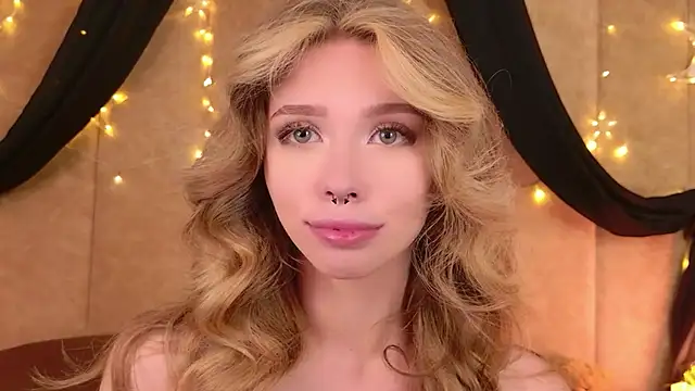Snapshot of Sierra_Fane chatting on 31, 5, 2026 Sierra Fane online show from 31, 5, 2026
