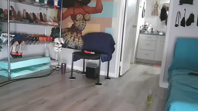 Queenanitadix online show from 15, 10, 2025