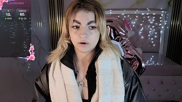 Snapshot of lili_conor_s chatting on 8, 11, 2025 lili conor s online show from 8, 11, 2025