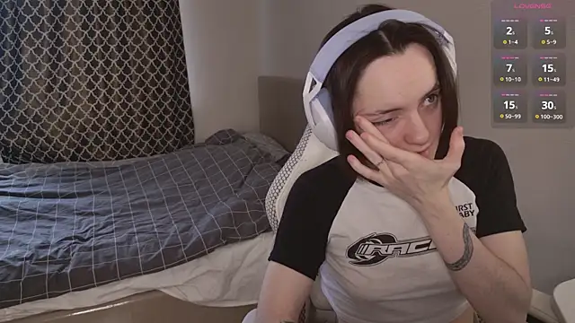 Luna Loveee online show from 8, 4, 2026